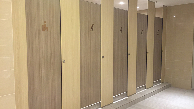 鋁紳仕攜手寧鄉(xiāng)四中公共衛(wèi)生間隔斷定制案例